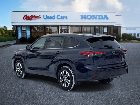 Used 2020 Toyota Highlander XLE image 3