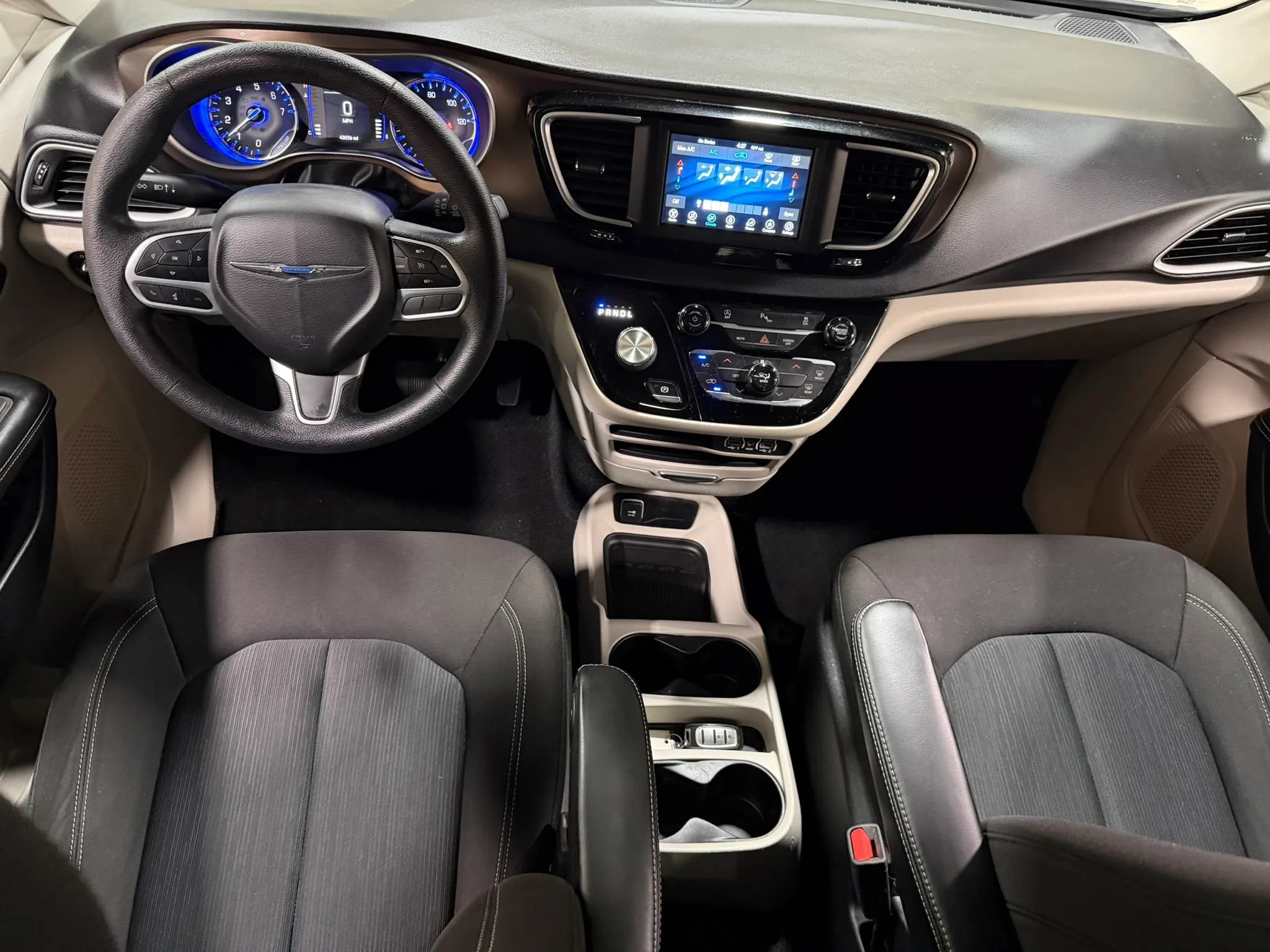Used 2021 Chrysler Voyager L FWD image 49