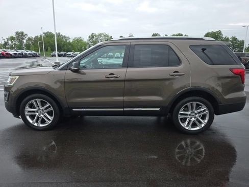Used 2016 Ford Explorer XLT w/ Equipment Group 202A AWD/4WD image 16