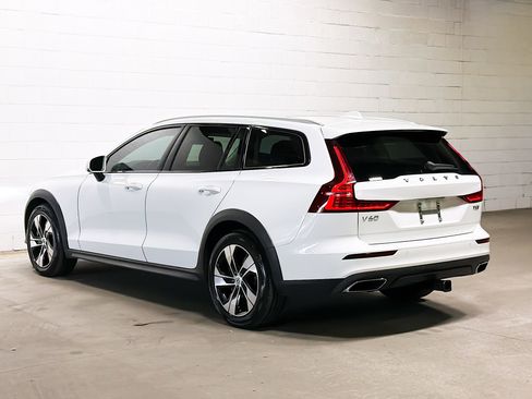 Used 2020 Volvo V60 T5 Cross Country image 3
