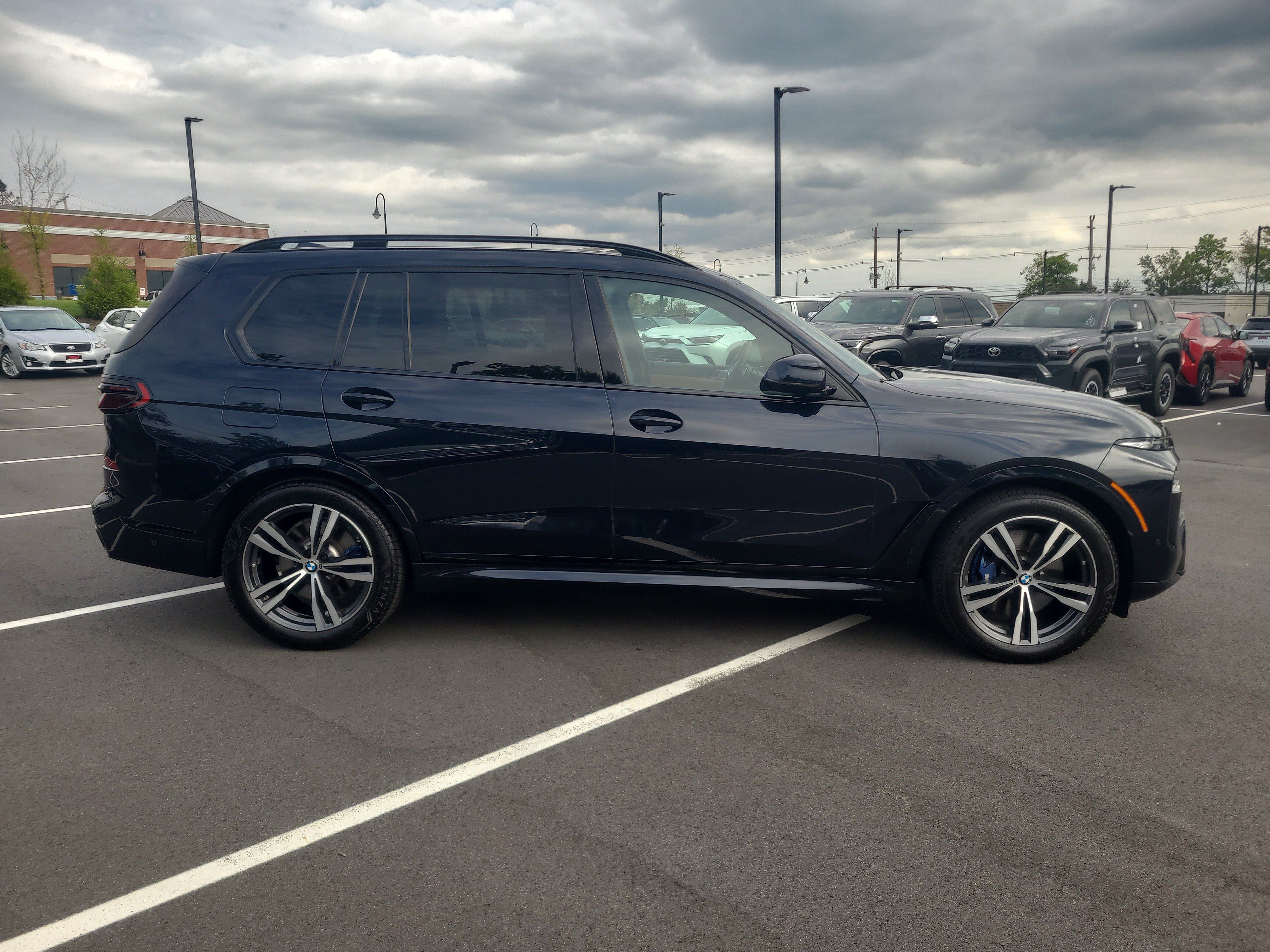 Used 2025 BMW X7 xDrive40i w/ M Sport Package AWD/4WD image 4