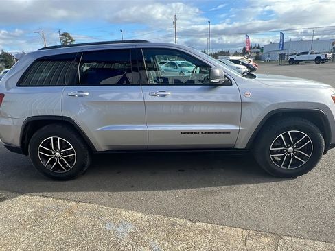 Used 2017 Jeep Grand Cherokee Trailhawk image 4