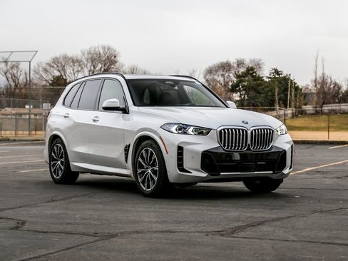 Used 2025 BMW X5 xDrive50e w/ M Sport Package image 7