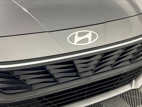 Used 2025 Hyundai Elantra SE FWD image 30