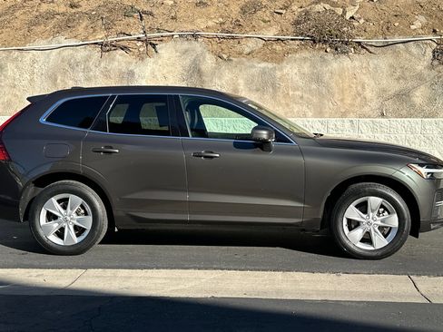 Certified 2022 Volvo XC60 B5 Momentum image 3