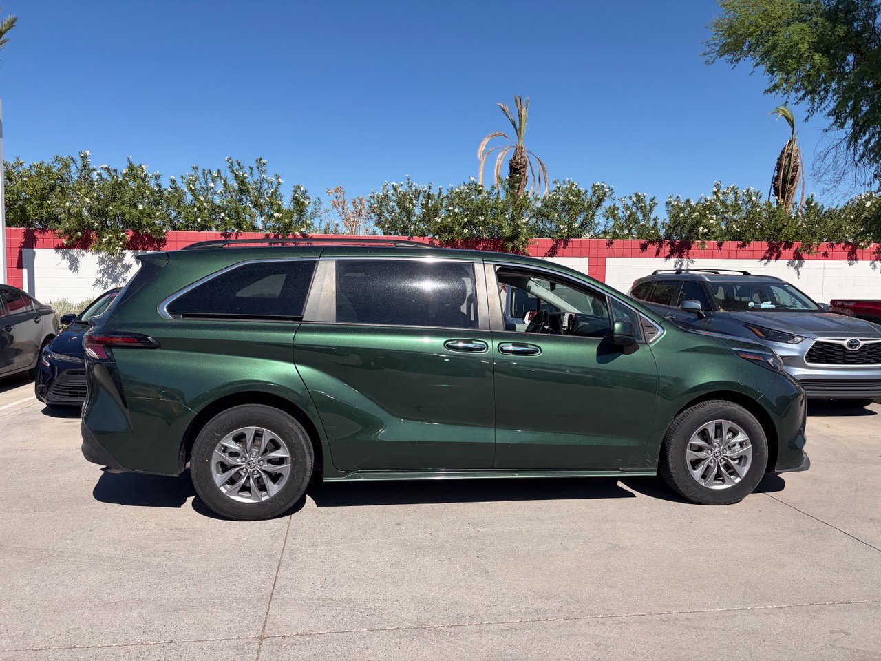 Used 2024 Toyota Sienna XLE FWD image 3