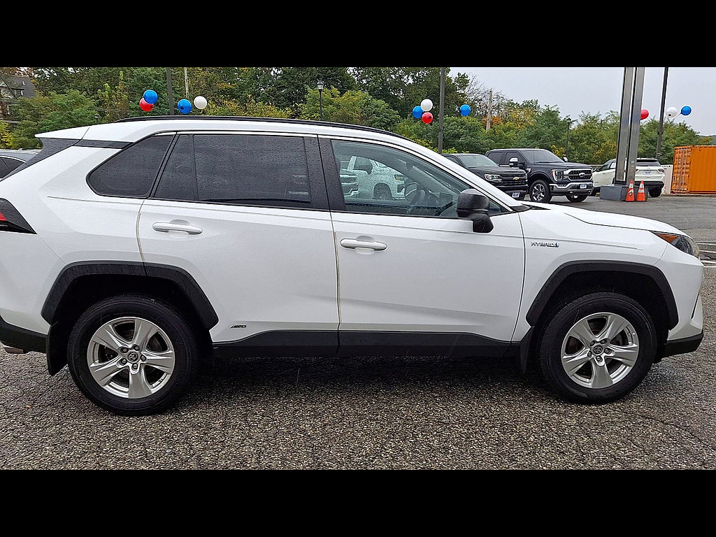 Used 2021 Toyota RAV4 LE AWD/4WD image 9