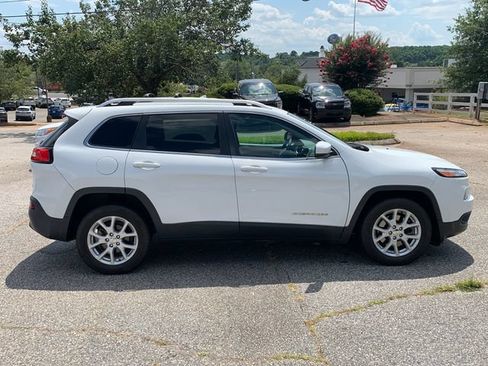 Used 2016 Jeep Cherokee Latitude FWD image 4