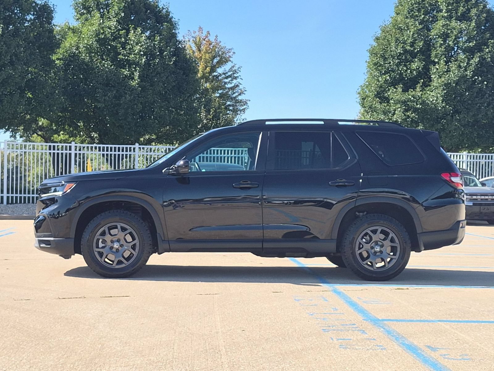 Used 2025 Honda Pilot TrailSport image 9