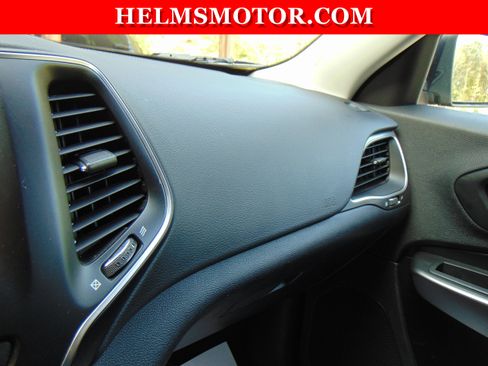 Used 2020 Jeep Cherokee Latitude Plus w/ Comfort/Convenience Group image 32