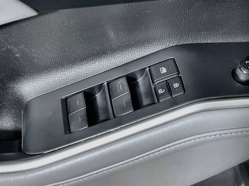 Used 2022 Toyota Highlander XLE AWD/4WD image 16