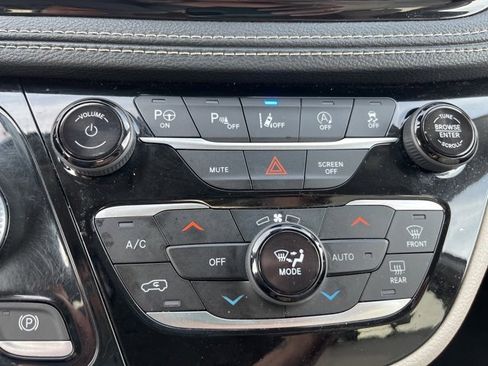 Used 2021 Chrysler Pacifica Touring-L w/ Uconnect Theater Family Group image 25