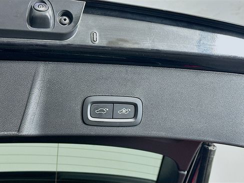 Used 2025 Volvo XC40 B5 Plus image 32