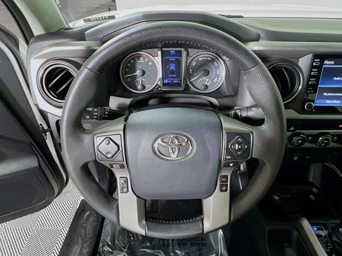 Certified 2020 Toyota Tacoma SR5 AWD/4WD image 11