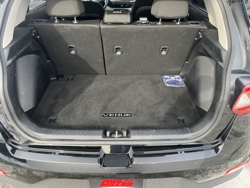 Used 2023 Hyundai Venue SEL image 31