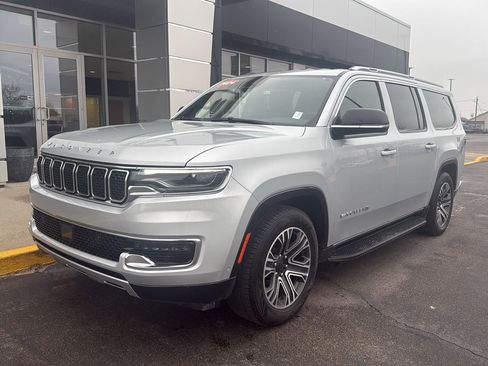 Used 2024 Jeep Wagoneer L Series II w/ Flexible Seating Group image 9