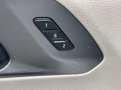 Used 2024 Chrysler Pacifica Touring-L image 15