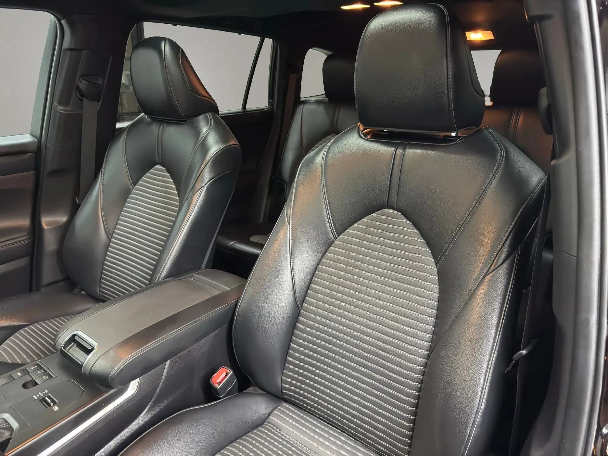 Used 2023 Toyota Highlander XSE FWD image 9