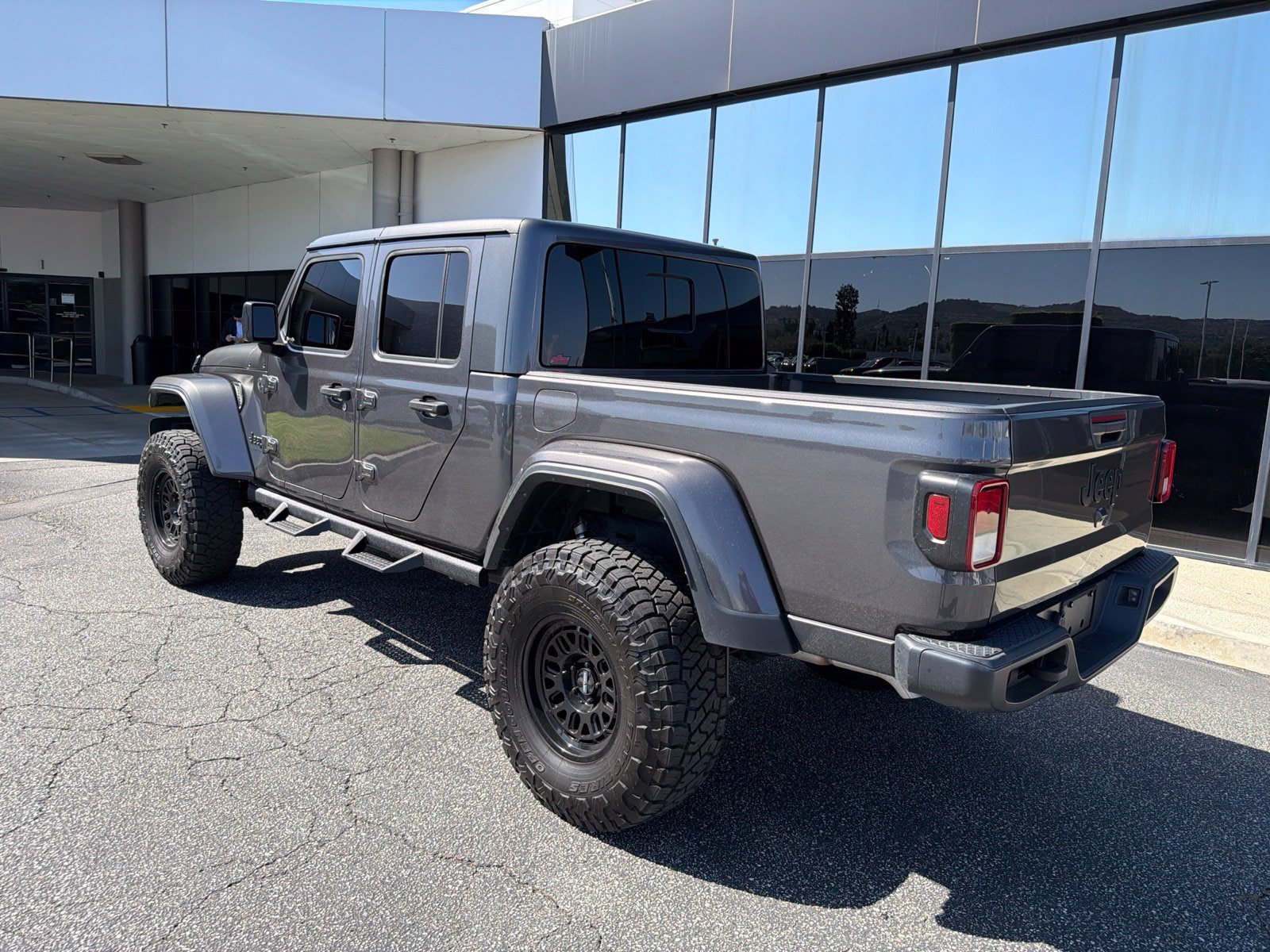 Used 2025 Jeep Gladiator Sport AWD/4WD image 3