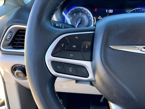 Used 2023 Chrysler Pacifica Touring-L image 22