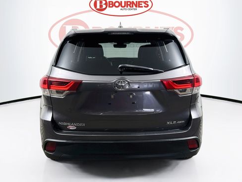 Used 2019 Toyota Highlander XLE w/ Carpet Mat Package (TMS) AWD/4WD image 9