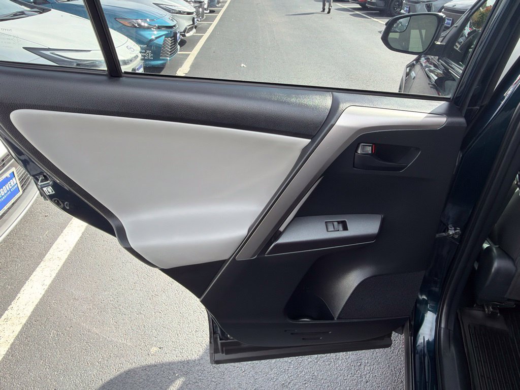 Used 2018 Toyota RAV4 LE AWD/4WD image 17
