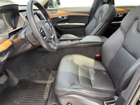Used 2022 Volvo XC90 T6 Momentum w/ Climate Package image 9