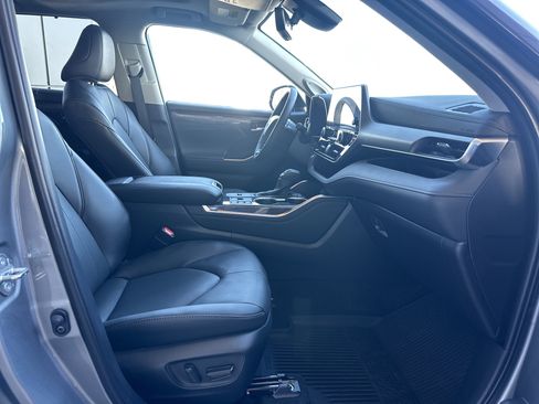 Used 2026 Toyota Highlander Limited image 13