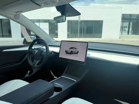 Used 2022 Tesla Model Y Long Range image 17