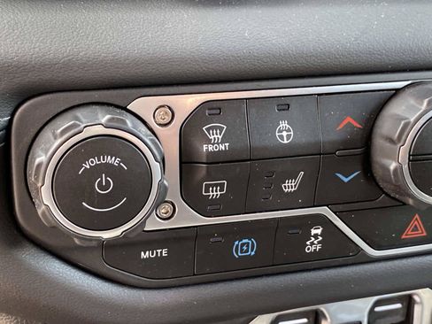 Certified 2024 Jeep Wrangler Unlimited Sahara w/ Technology Group AWD/4WD image 19