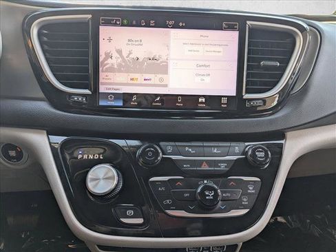 Used 2023 Chrysler Pacifica Touring-L image 14