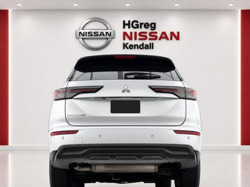 Used 2025 Mitsubishi Outlander ES FWD image 6