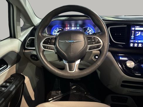 Used 2017 Chrysler Pacifica Touring Plus image 8