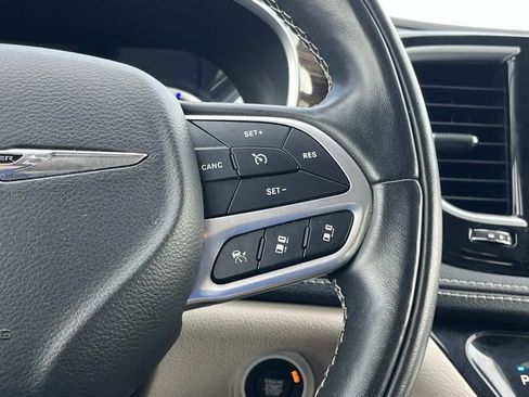 Used 2022 Chrysler Pacifica Limited FWD image 30