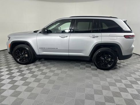 Used 2025 Jeep Grand Cherokee Altitude AWD/4WD image 7