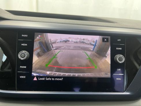 Certified 2022 Volkswagen Taos SE w/ Panoramic Sunroof Package image 18