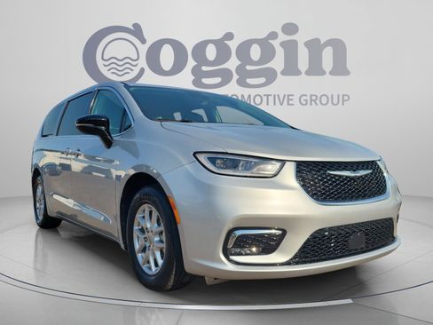 Used 2024 Chrysler Pacifica Touring-L FWD image 4