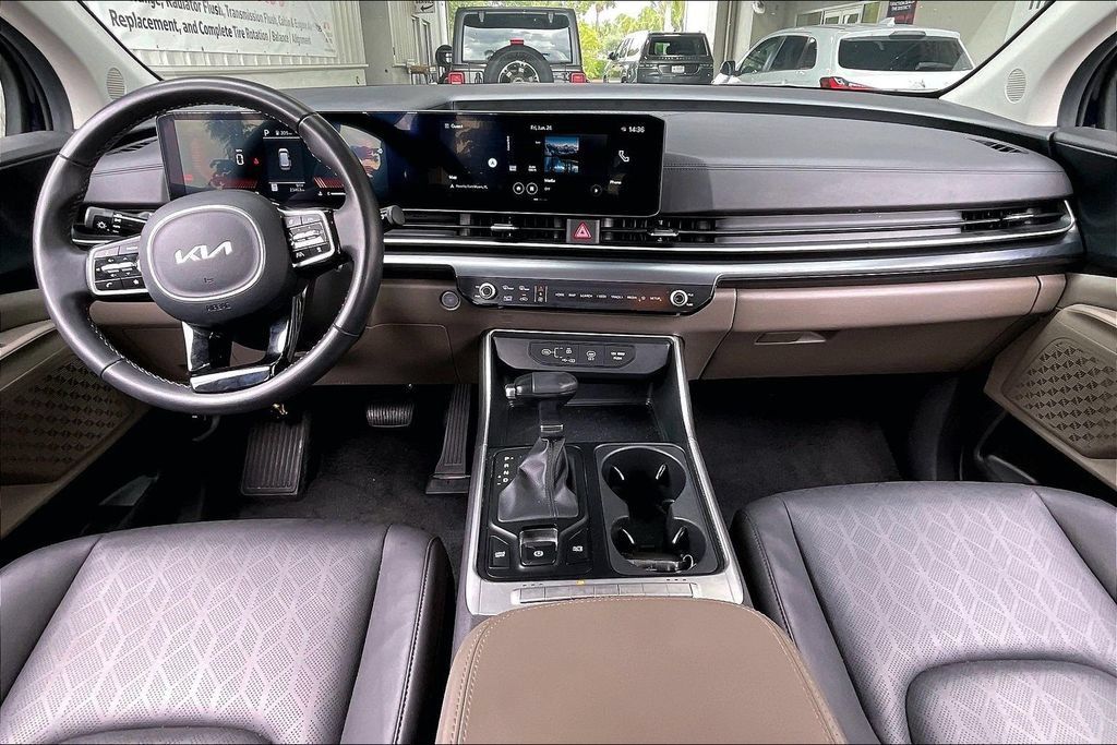 Used 2026 Kia Carnival FWD image 6