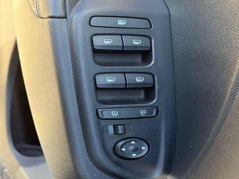 Used 2025 Hyundai Venue Limited FWD image 19