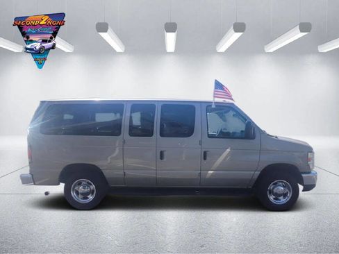 Used 2010 Ford E-150 and Econoline 150 Wagon RWD image 2