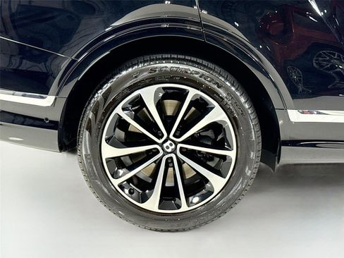 Used 2024 Bentley Bentayga image 39