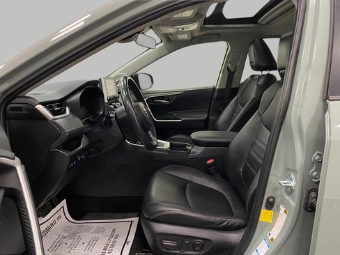 Used 2020 Toyota RAV4 XLE Premium image 29