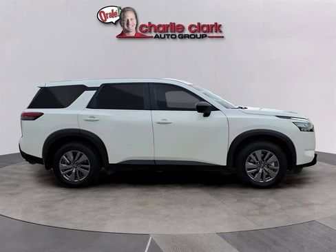 Used 2024 Nissan Pathfinder S image 6