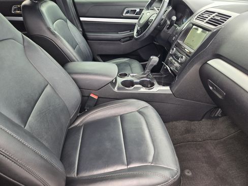 Used 2017 Ford Explorer XLT w/ Equipment Group 202A FWD image 14