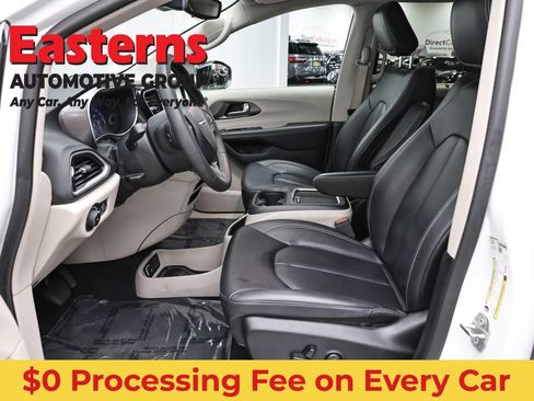 Used 2024 Chrysler Pacifica Touring-L FWD image 14