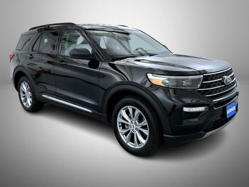 Used 2023 Ford Explorer XLT w/ Equipment Group 202A AWD/4WD image 3