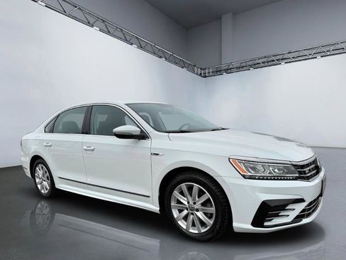 Used 2017 Volkswagen Passat 1.8T R-Line w/ R-Line Lighting Package image 9