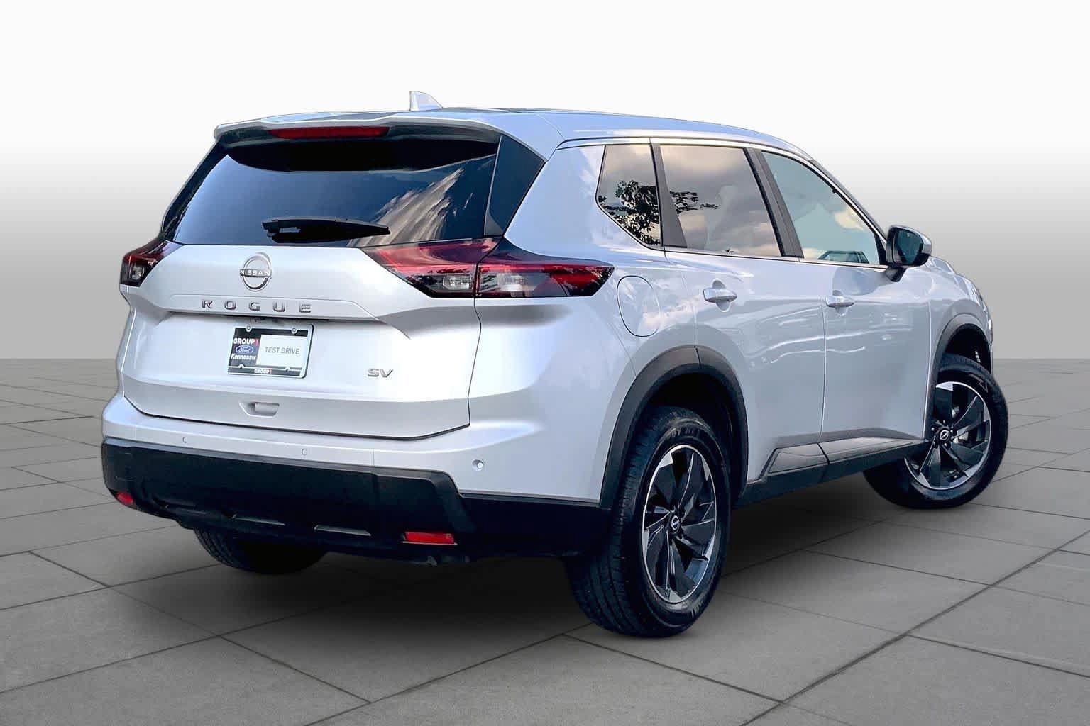 Used 2024 Nissan Rogue SV FWD image 12