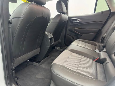 Used 2025 Chevrolet Trax LT w/ LT Convenience Package FWD image 35