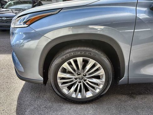 Used 2024 Toyota Highlander Platinum FWD image 10